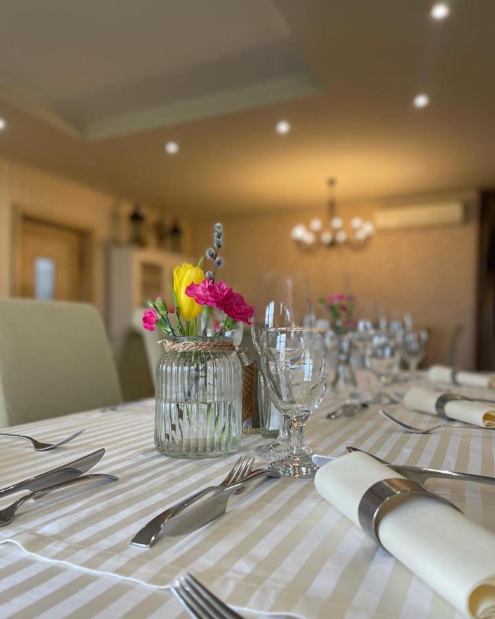 מלון Komárno Diva Kacica Restaurant & Pansion מראה חיצוני תמונה